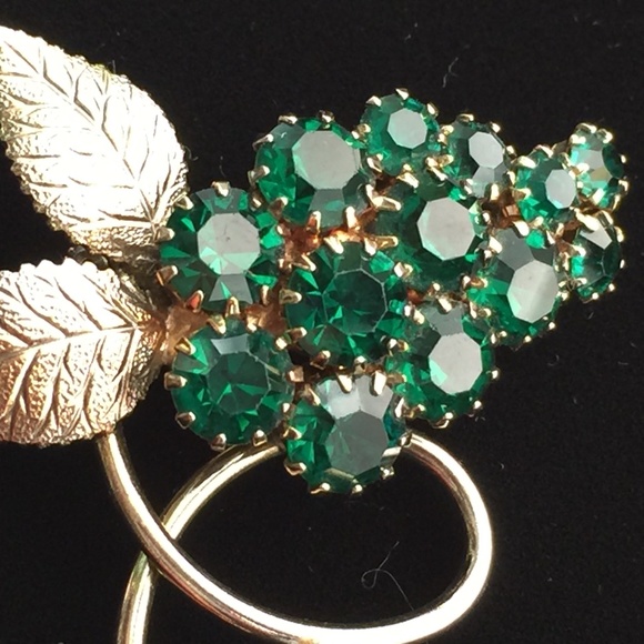 Vintage Jewelry - Vintage Goldtone Green Rhinestones Pin Cluster Of Grapes